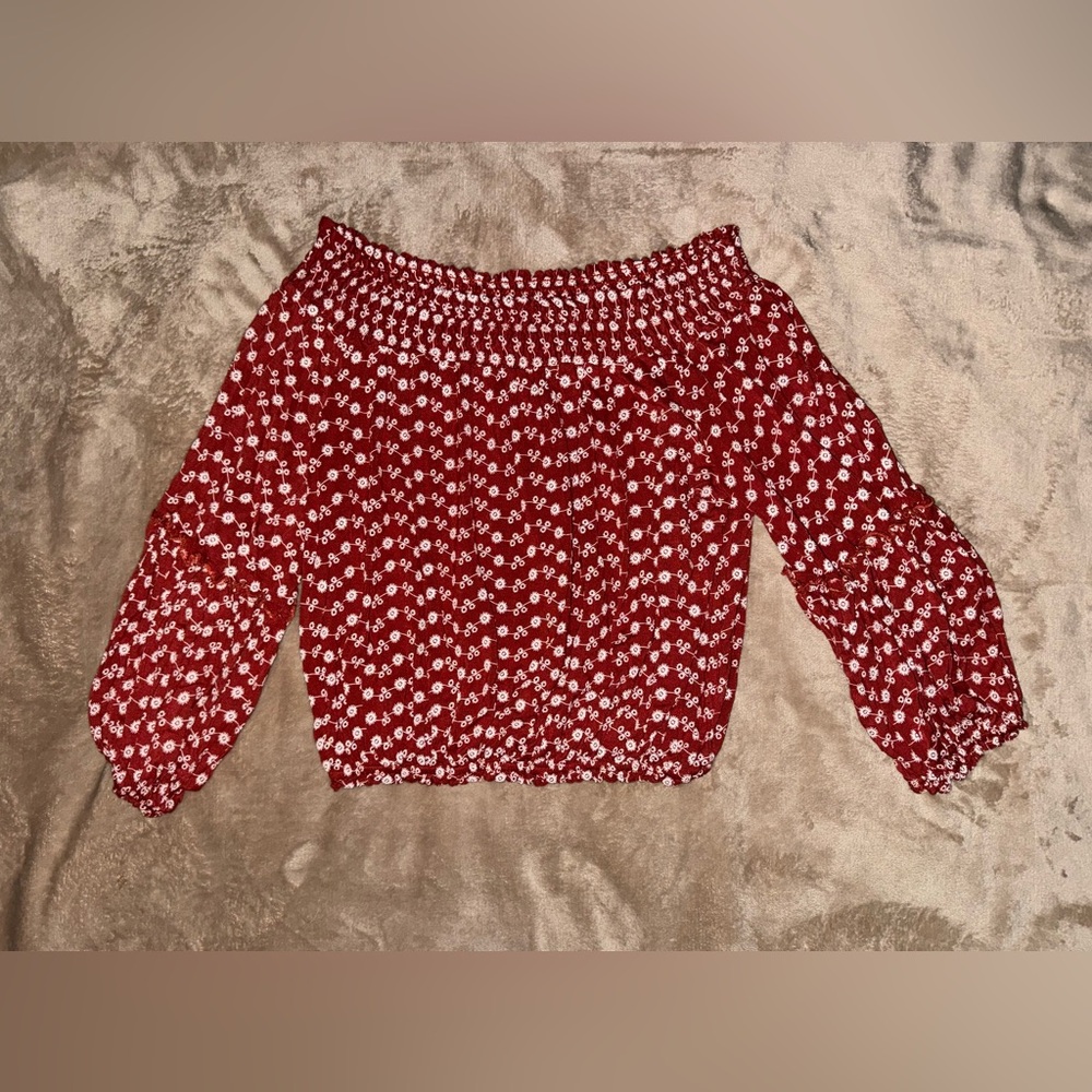 Burgundy and white off the shoulder blouse 
Size Medium
New